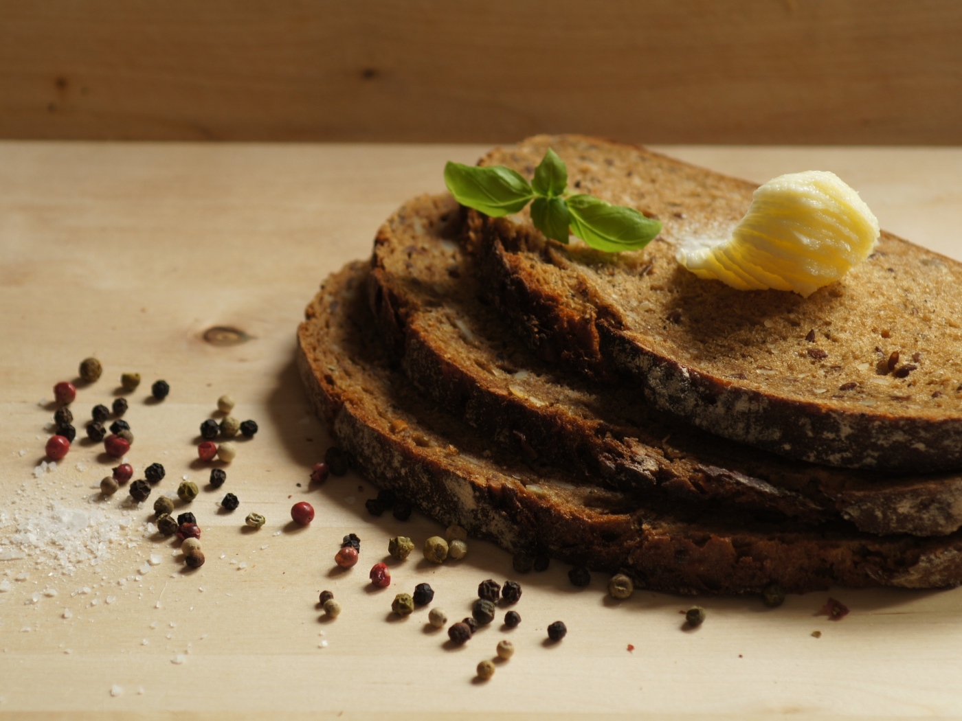 Нарезанный хлеб с маслом и перцем на столе