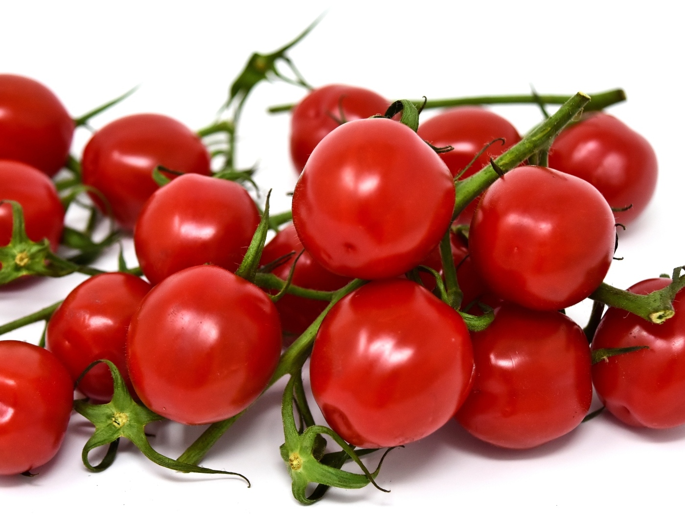 Маленькие красные помидоры черри