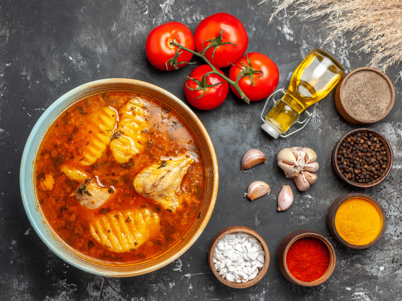 Острый суп с курицей на столе со специями