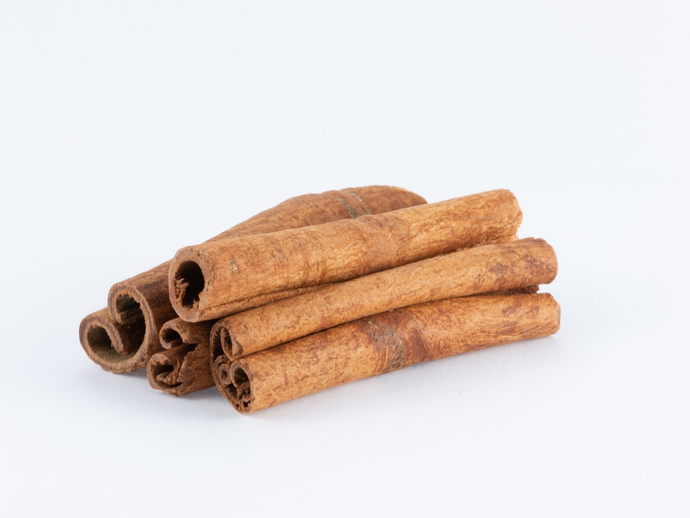 Пряная корица на сером фоне