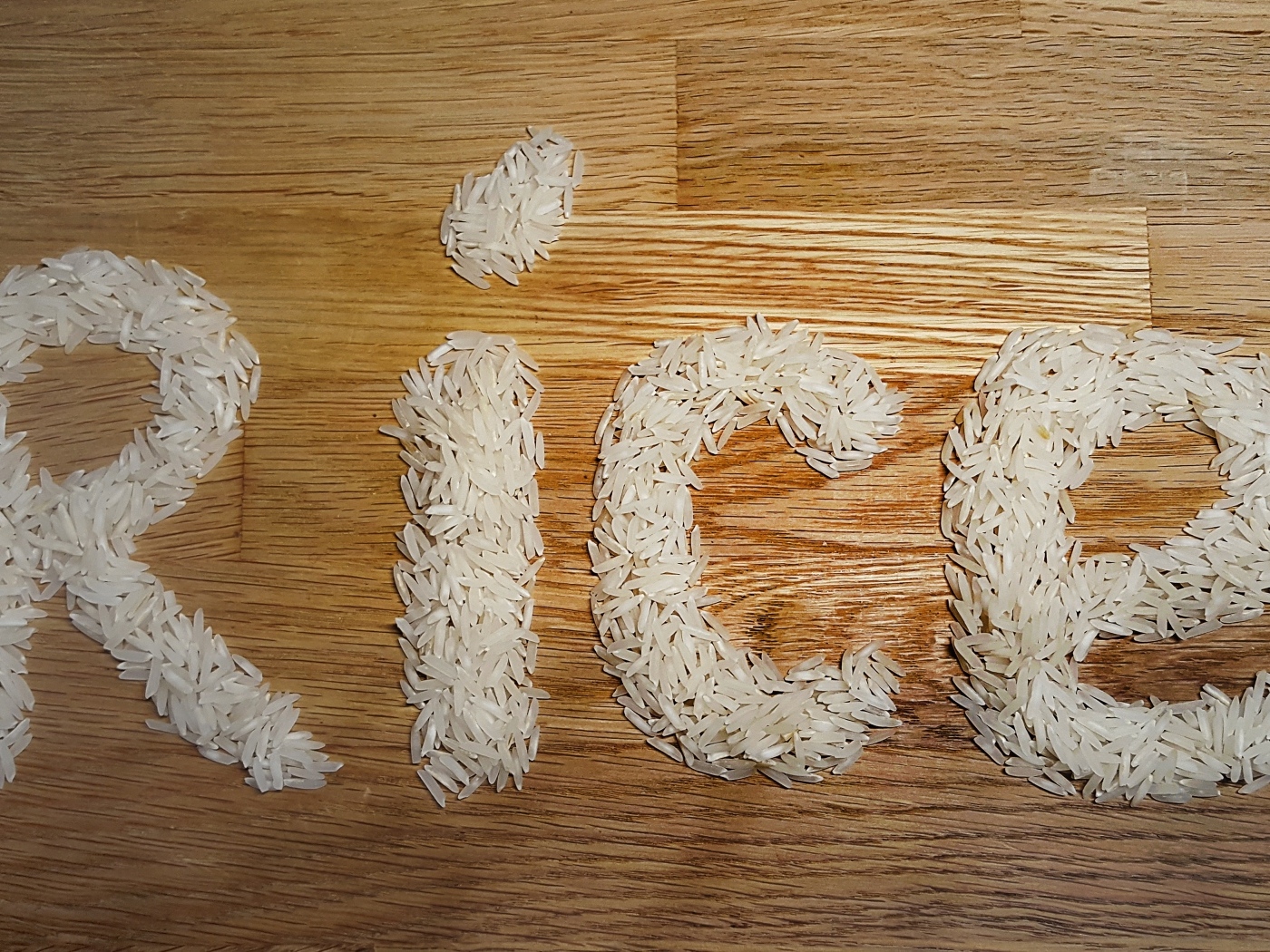 Надпись рис на деревянном столе