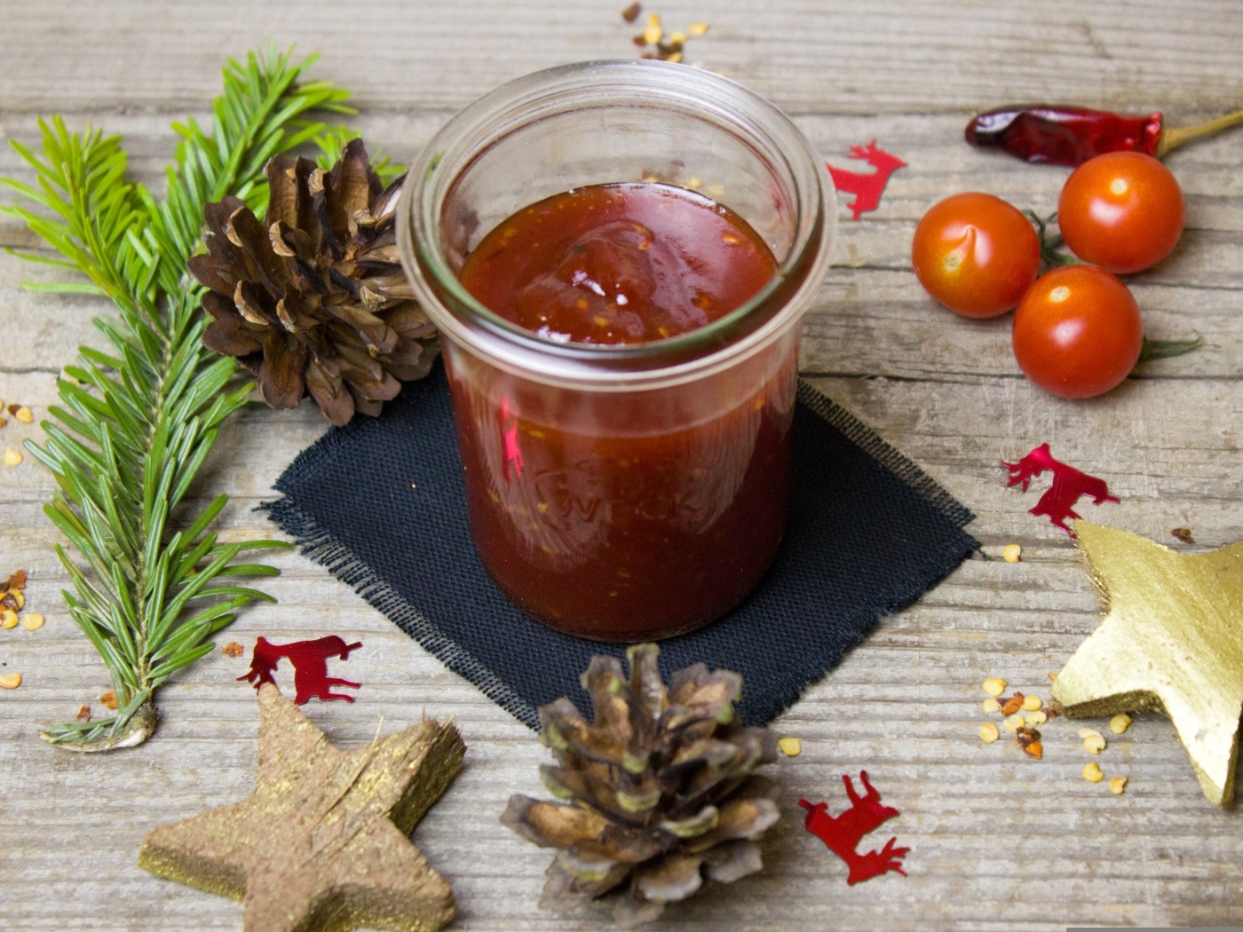 Томатный соус на столе шишками 