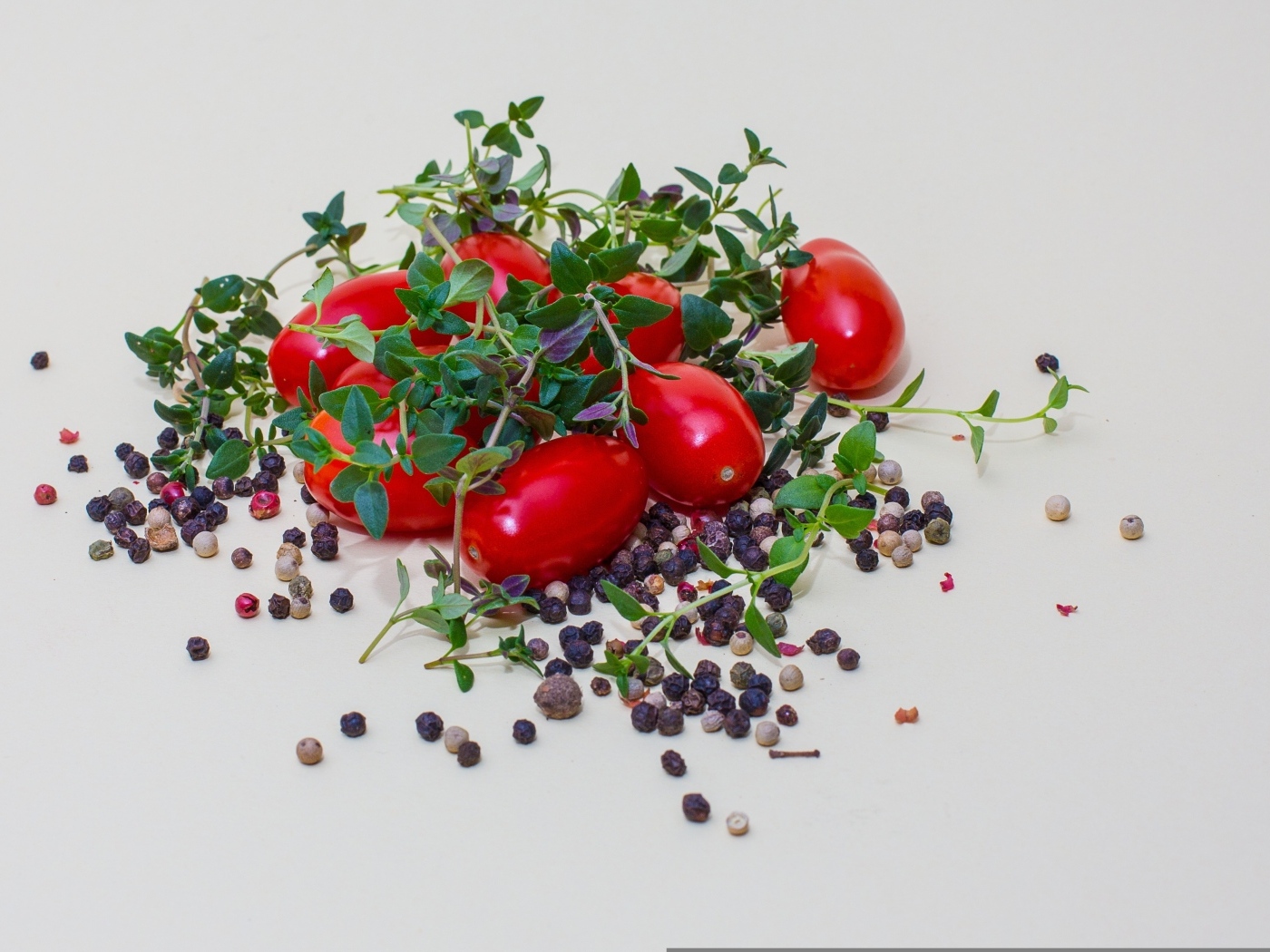 Помидоры с перцем и тимьяном