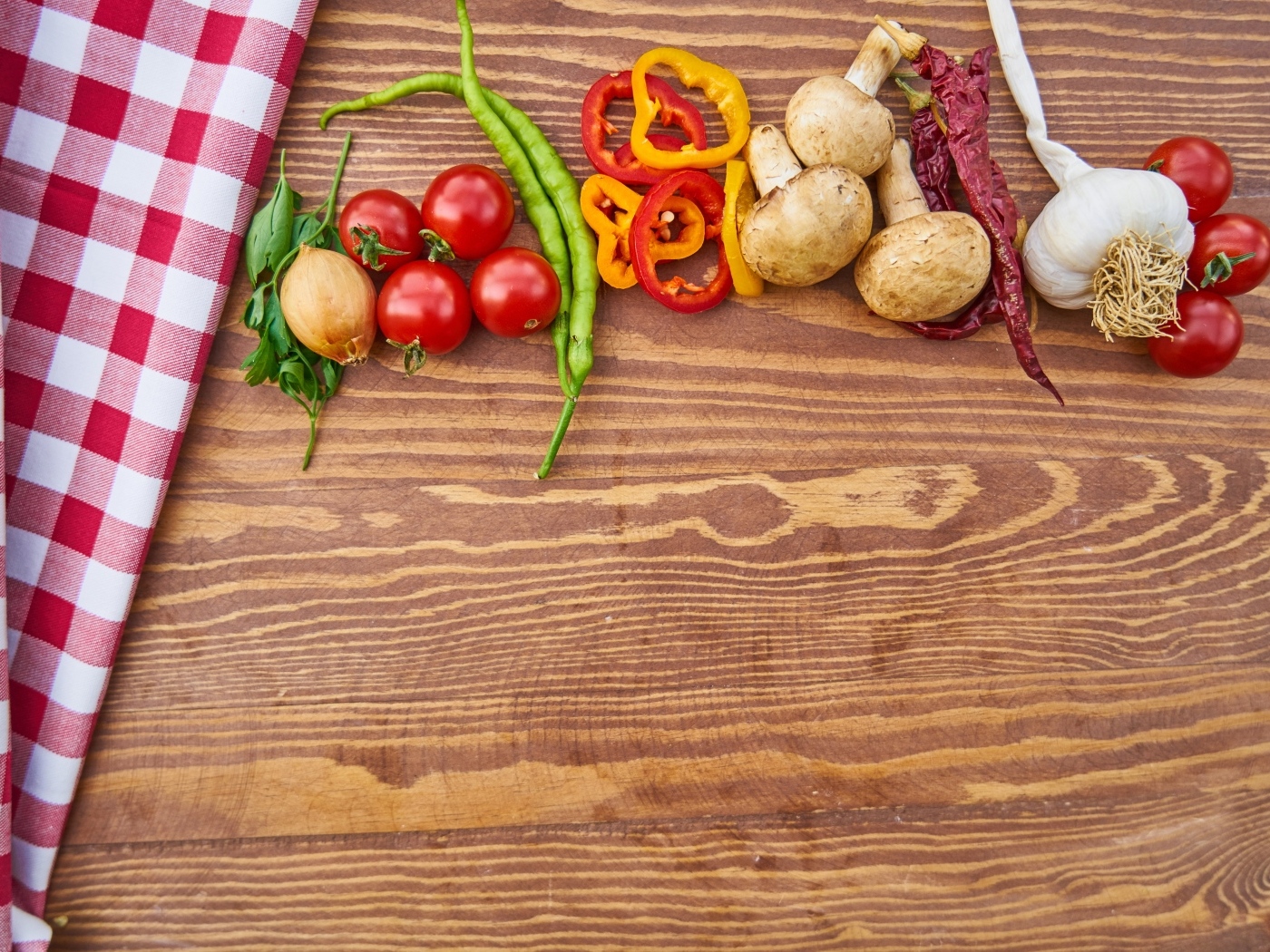 Овощи на деревянном столе с клетчатой скатертью