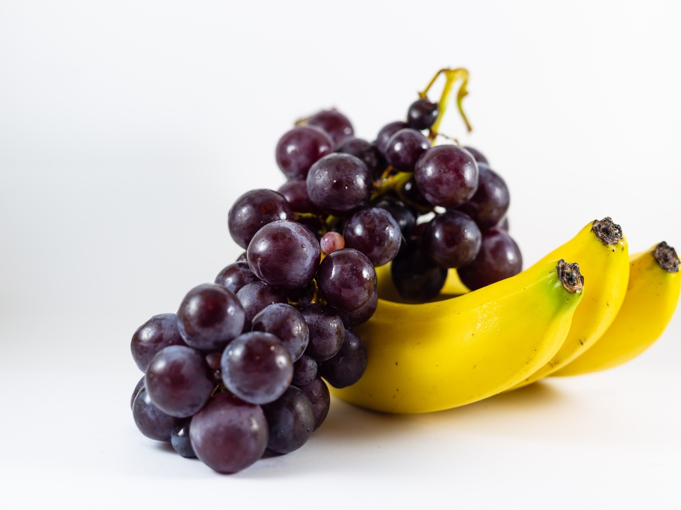 Гроздь винограда с бананами на столе