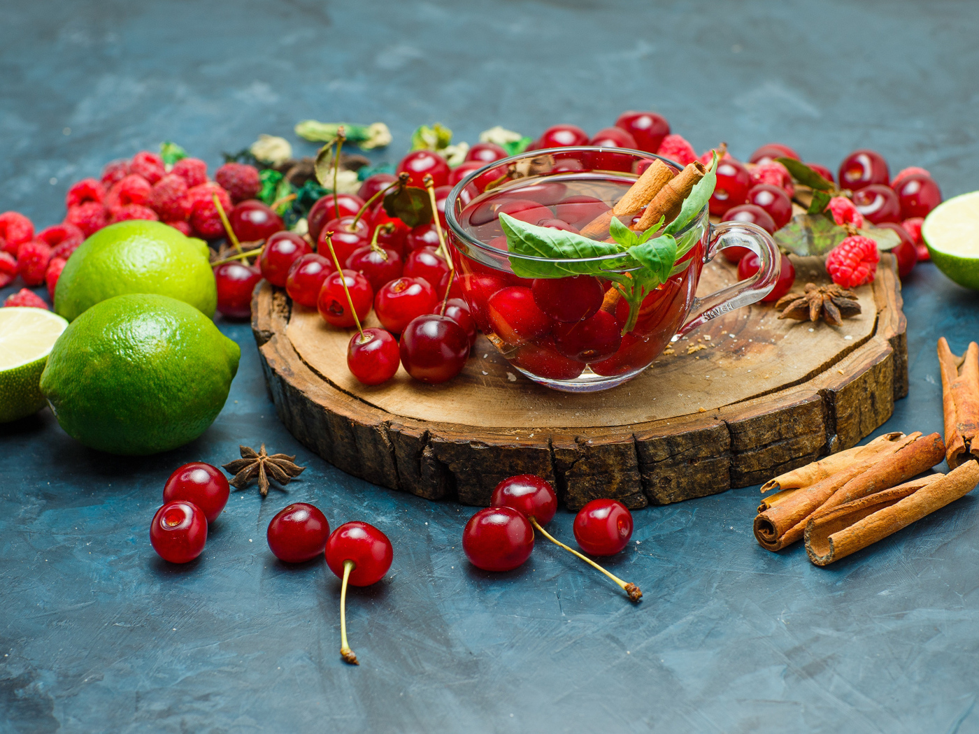 Чашка чая на столе с ягодами и лаймом