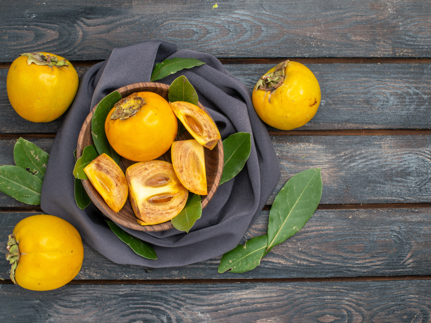 Свежая сладкая хурма на столе