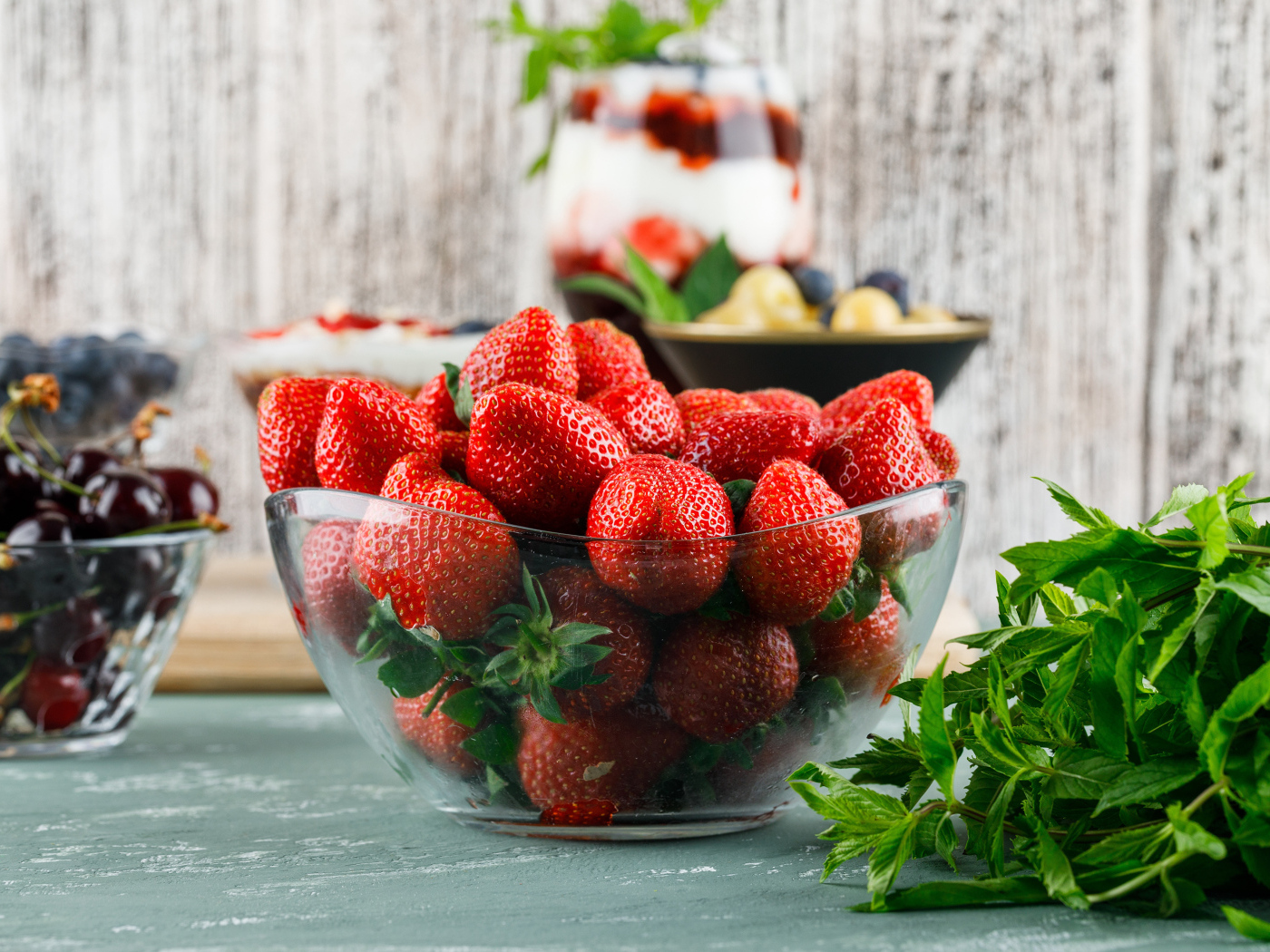 Стеклянная миска с ягодами красной клубники