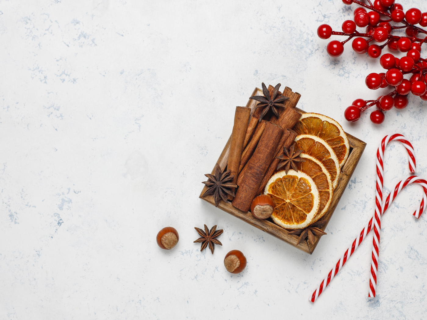 Ингредиенты для глинтвейна на столе с конфетами