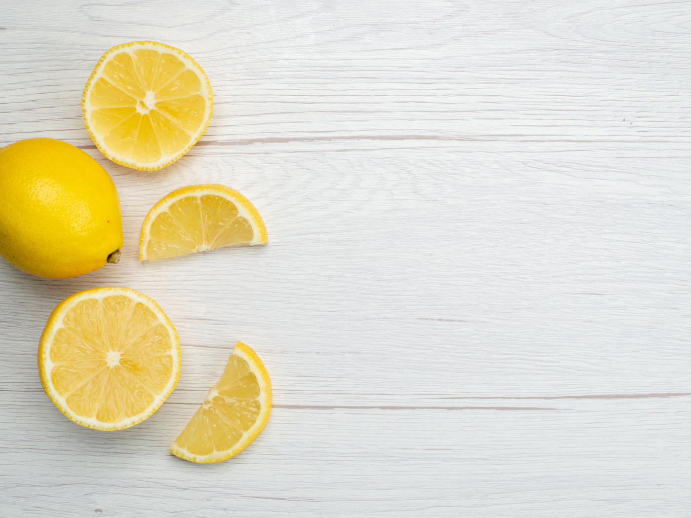 Нарезанный лимон на белом столе вид сверху