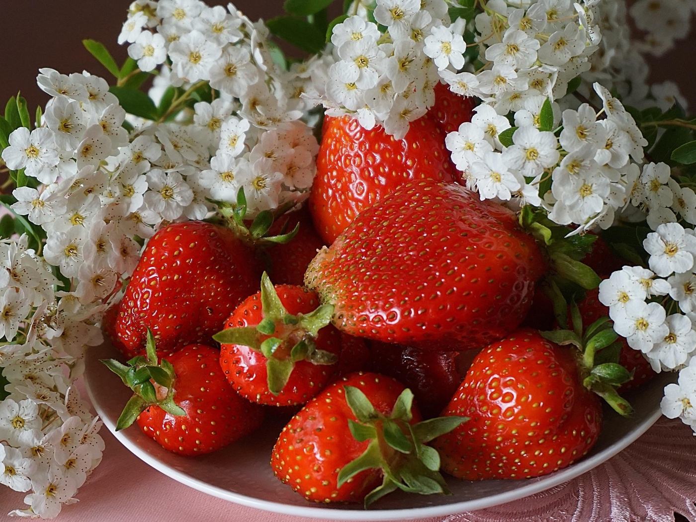 Клубника на столе с цветами