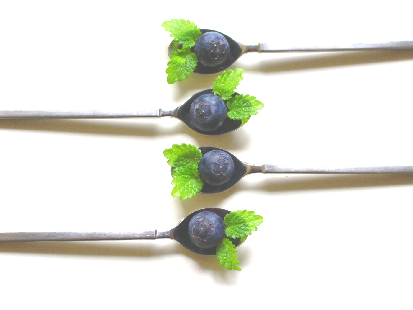 Чайные ложки с ягодами черники и мятой
