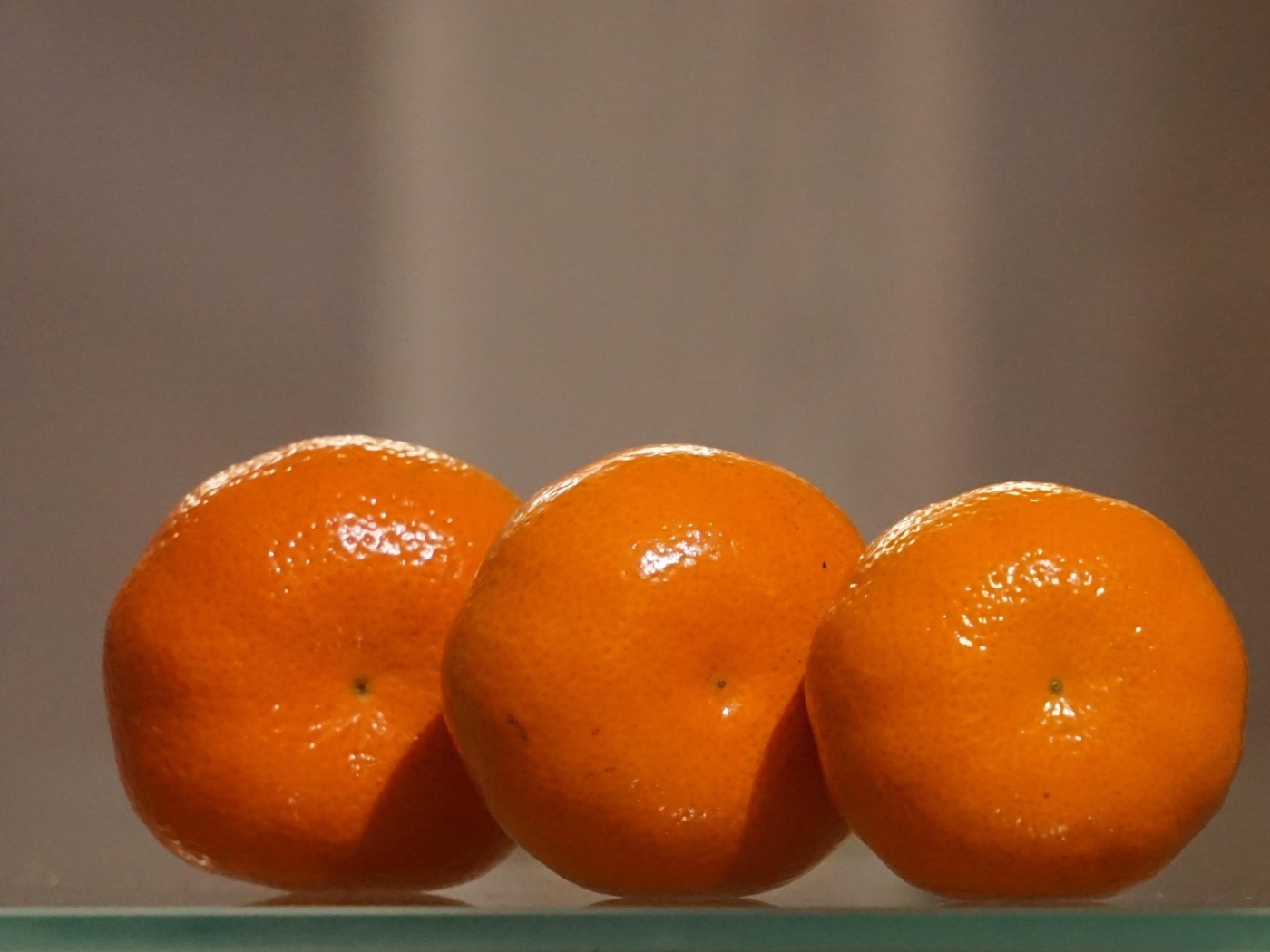 Три красивых мандарина крупным планом