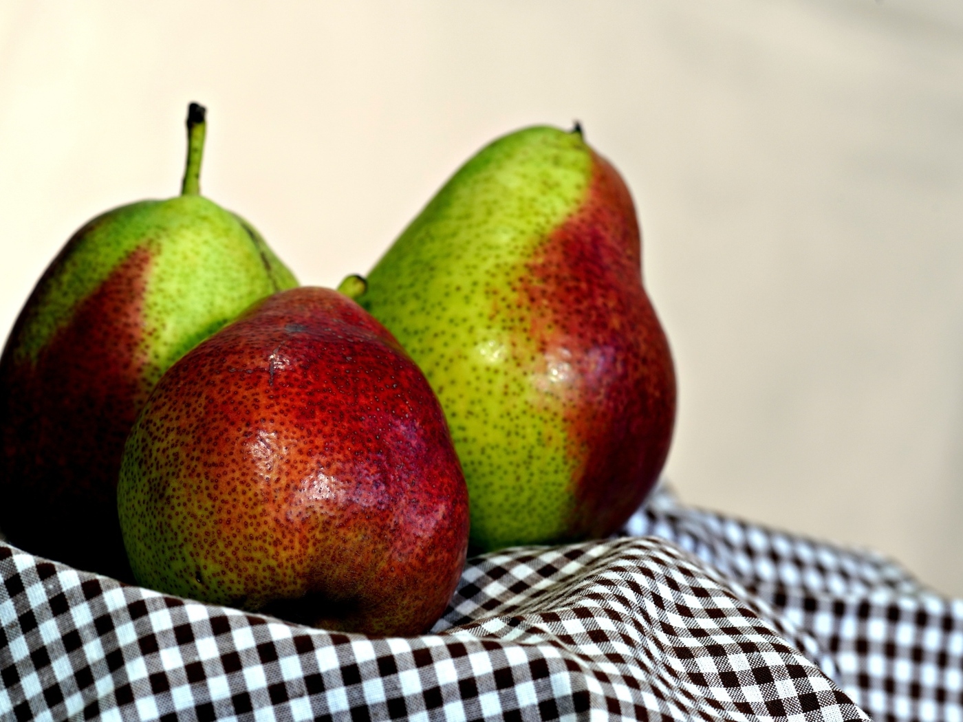 Три груши с полотенцем на столе