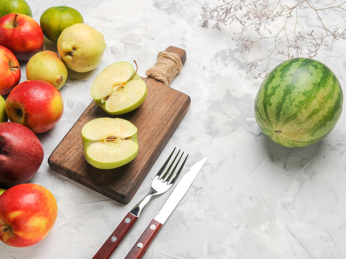 Арбуз  с яблоками и грушами на столе