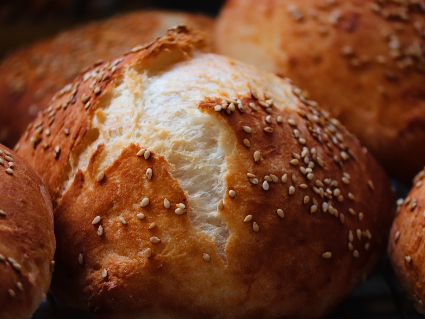 Свежий хрустящий хлеб с зернами кунжута