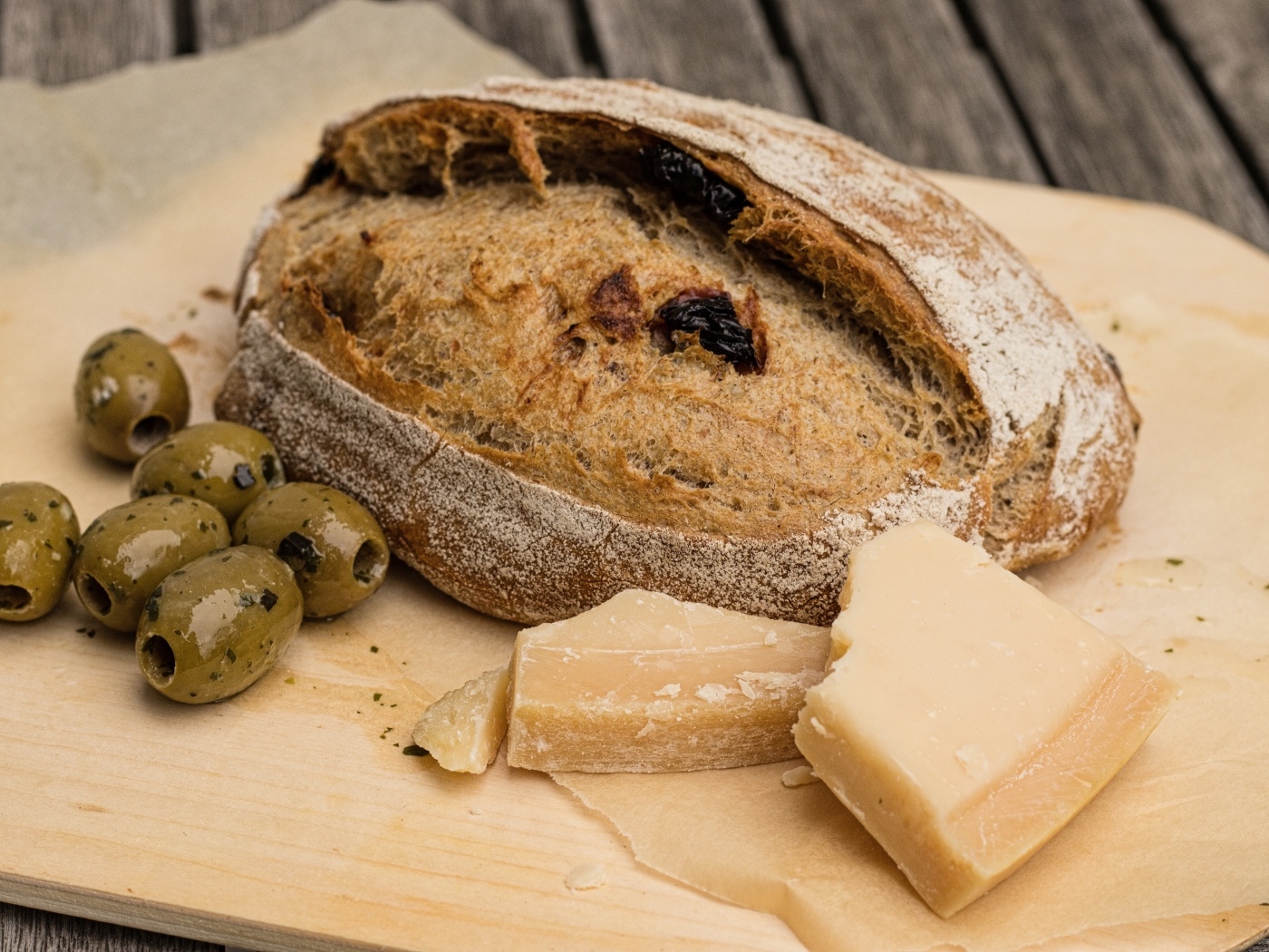 Буханка хлеба с сыром и оливками