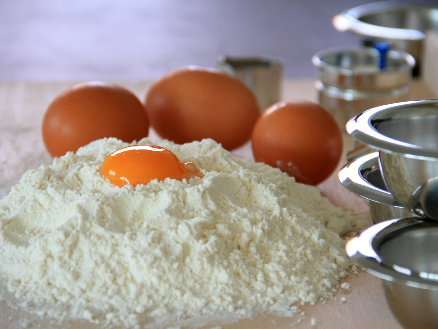 Заготовка из муки и яиц для теста на столе