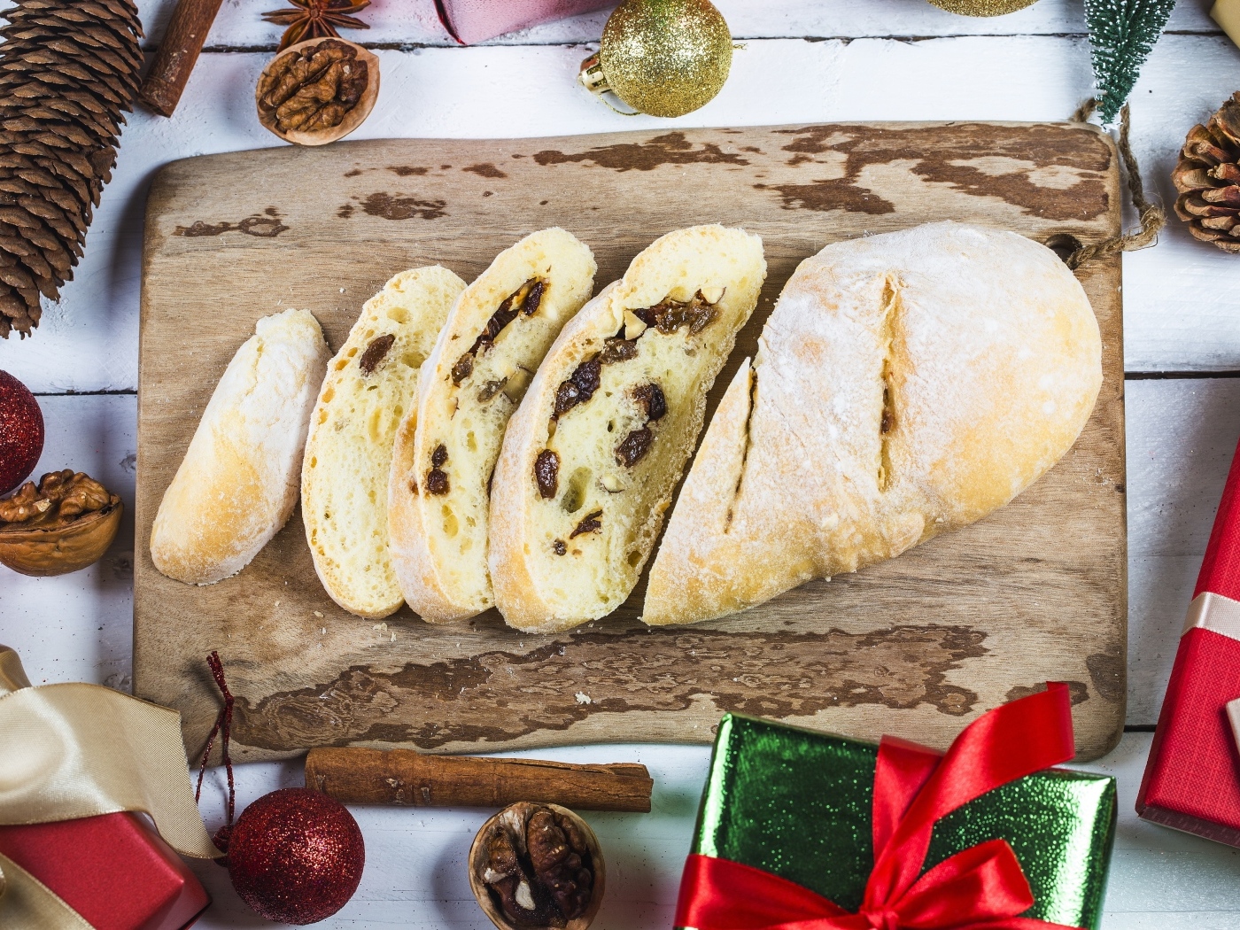 Нарезанный белый батон на столе