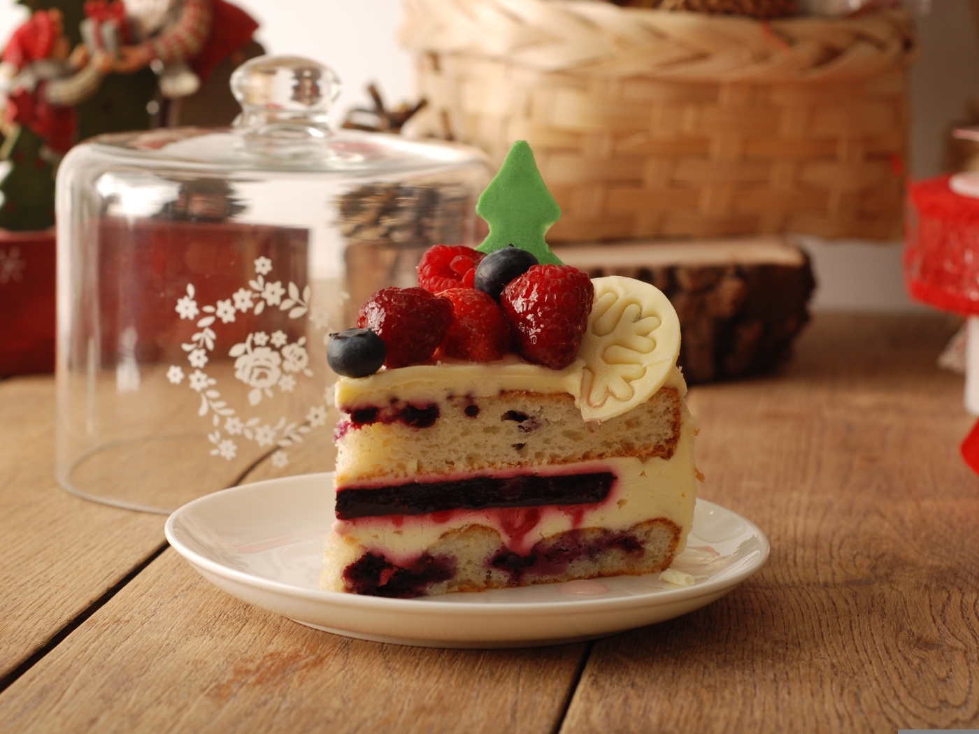 Кусок аппетитного торта с ягодами