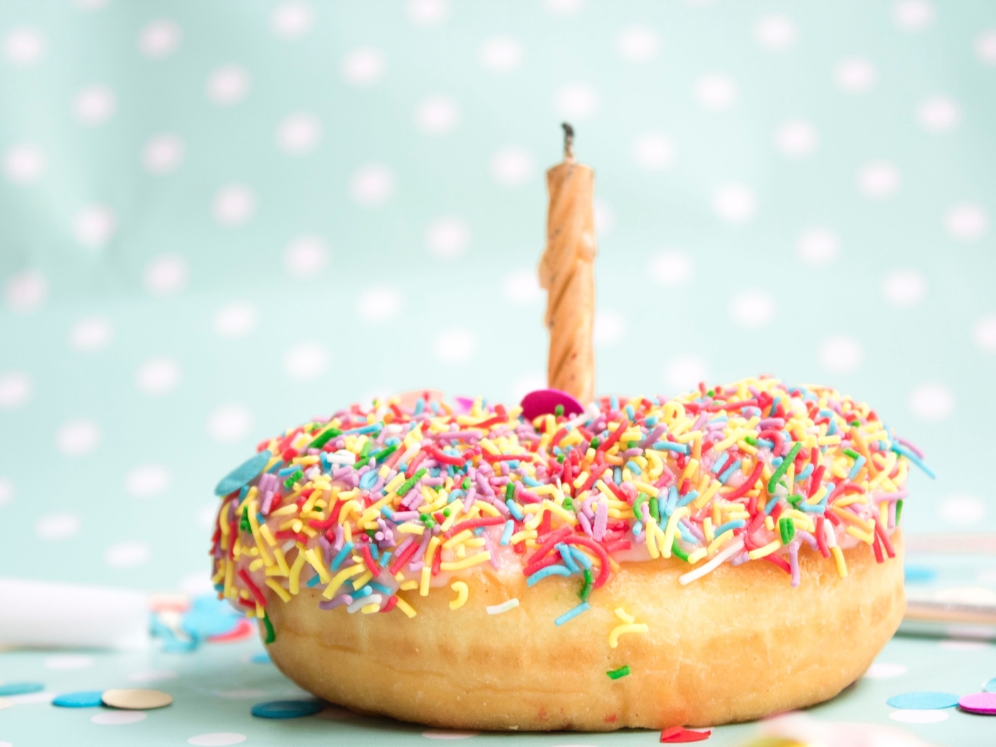 Аппетитный пончик со свечой на день рождения