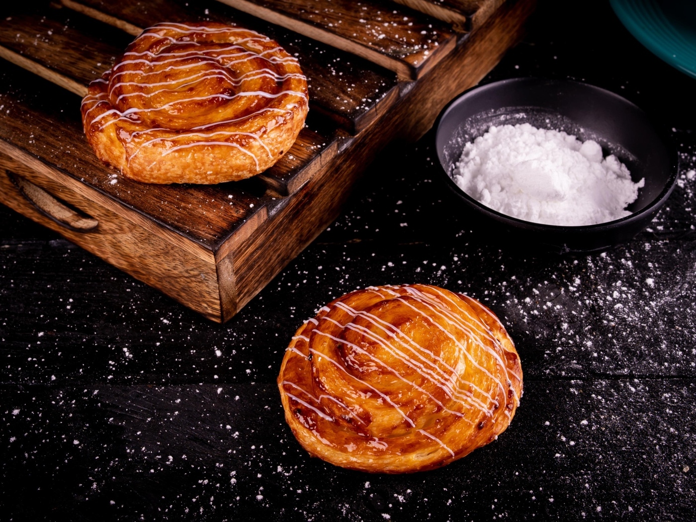 Булочки на столе с сахарной пудрой