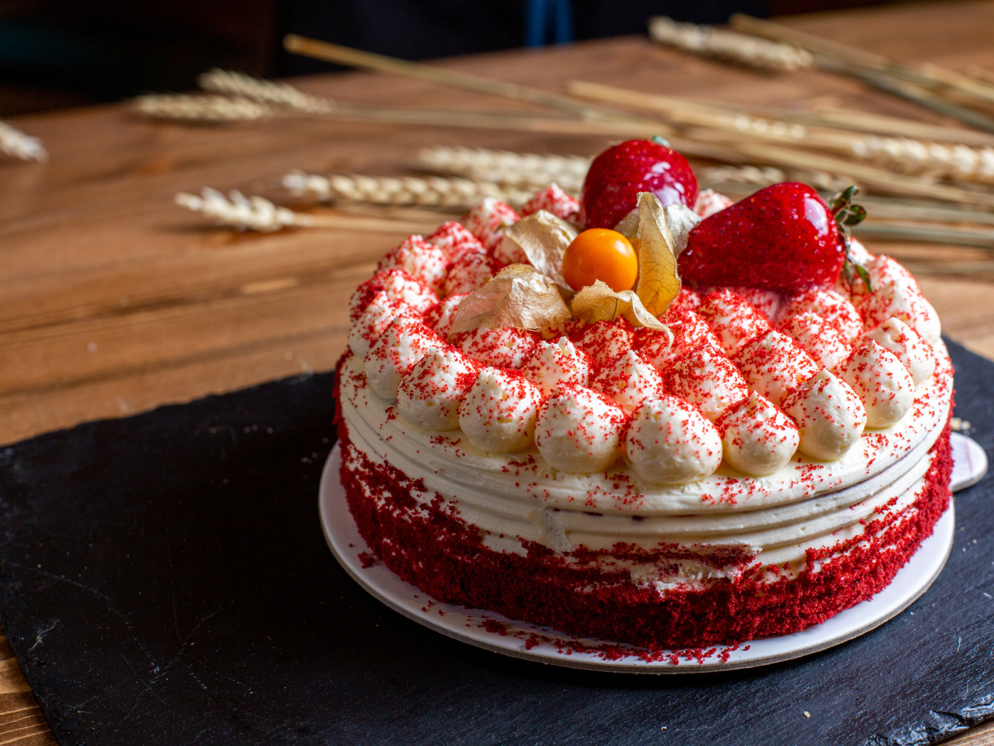 Торт со взбитыми сливками и ягодами клубники