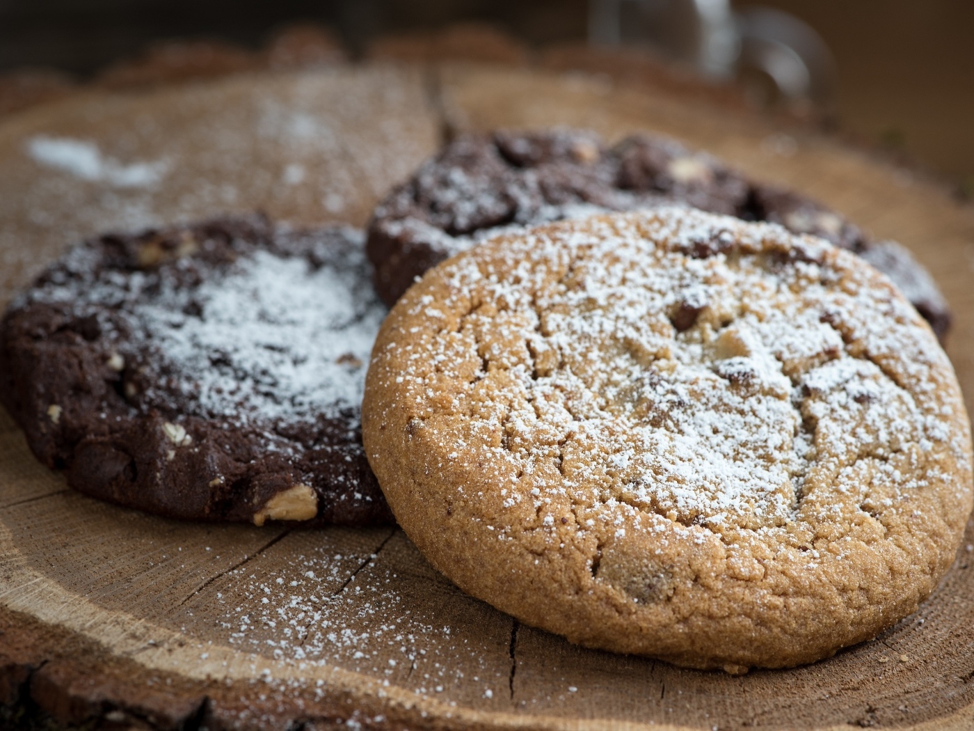 Шоколадное и овсяное печенье с сахарной пудрой на столе