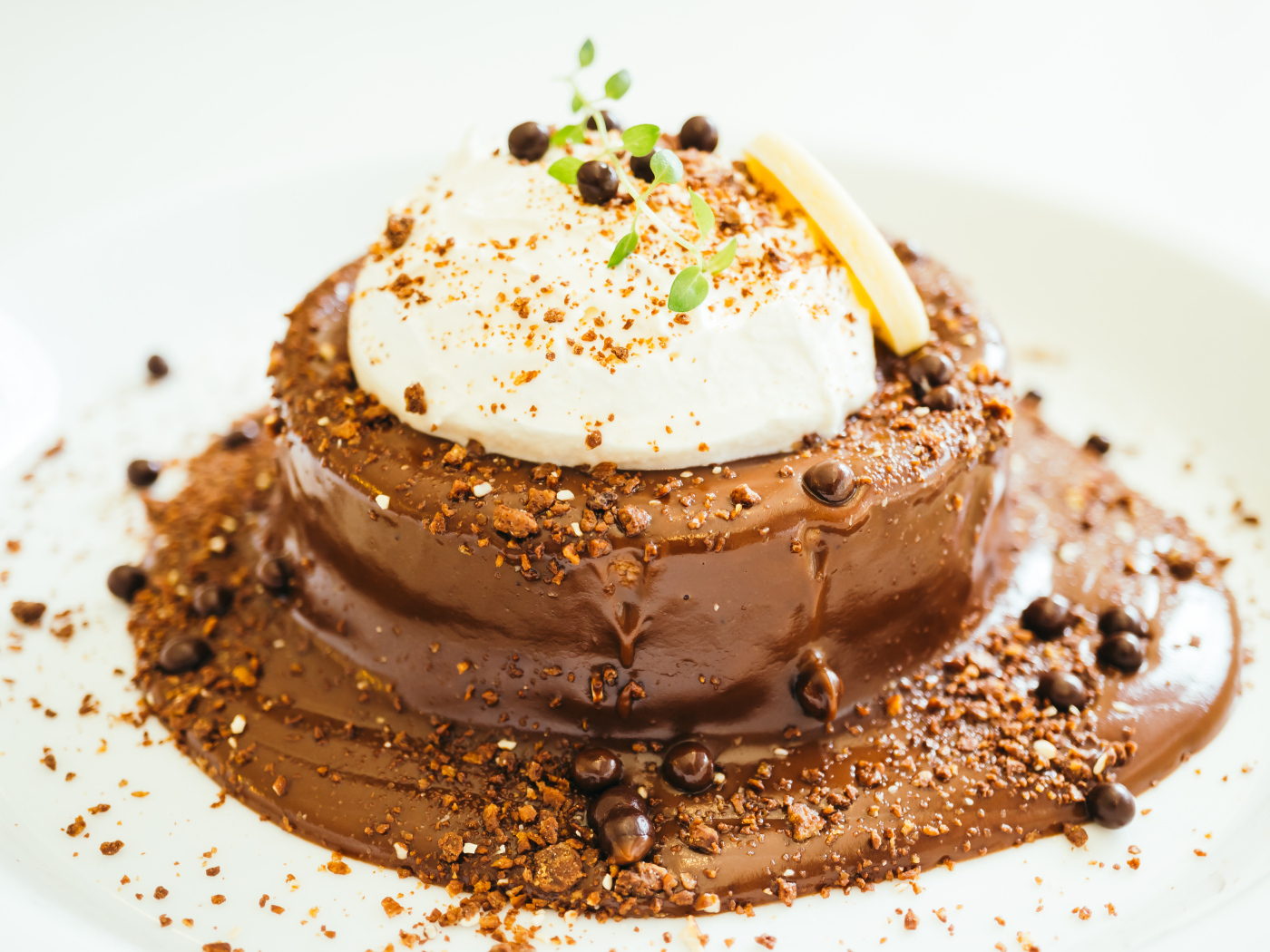 Пирожное в шоколаде со взбитыми сливками