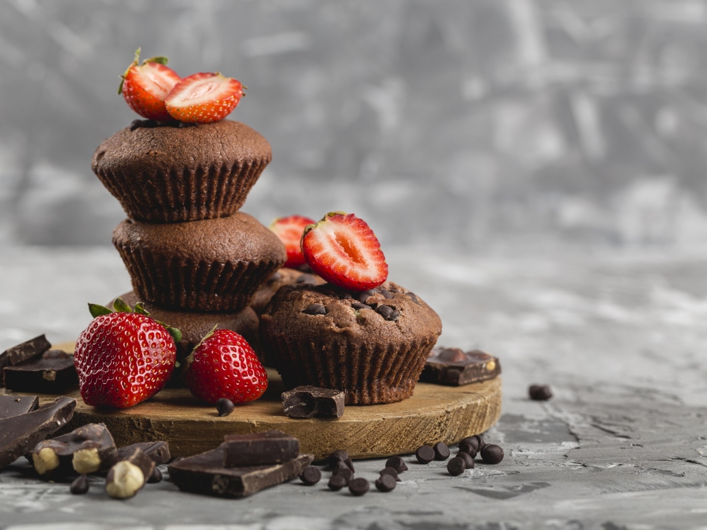 Шоколадные кексы с красной клубникой