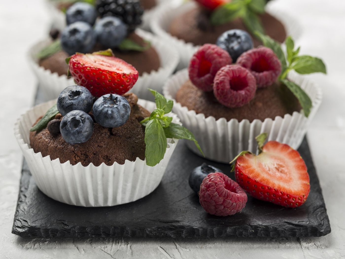 Шоколадные кексы с ягодами черники, малины и клубники