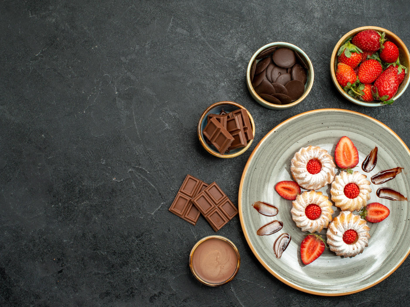 Печенье на столе с шоколадом и ягодами клубники