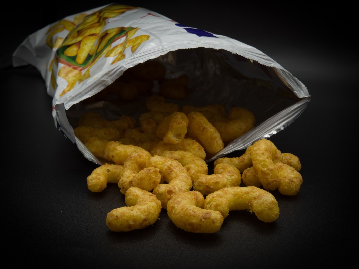 Кукурузные палочки с пакетом на столе