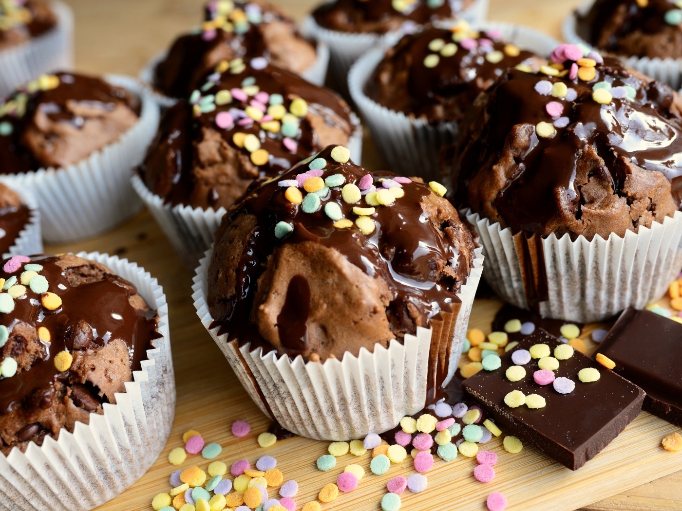 Кексы с шоколадной глазурью и сахарной посыпкой