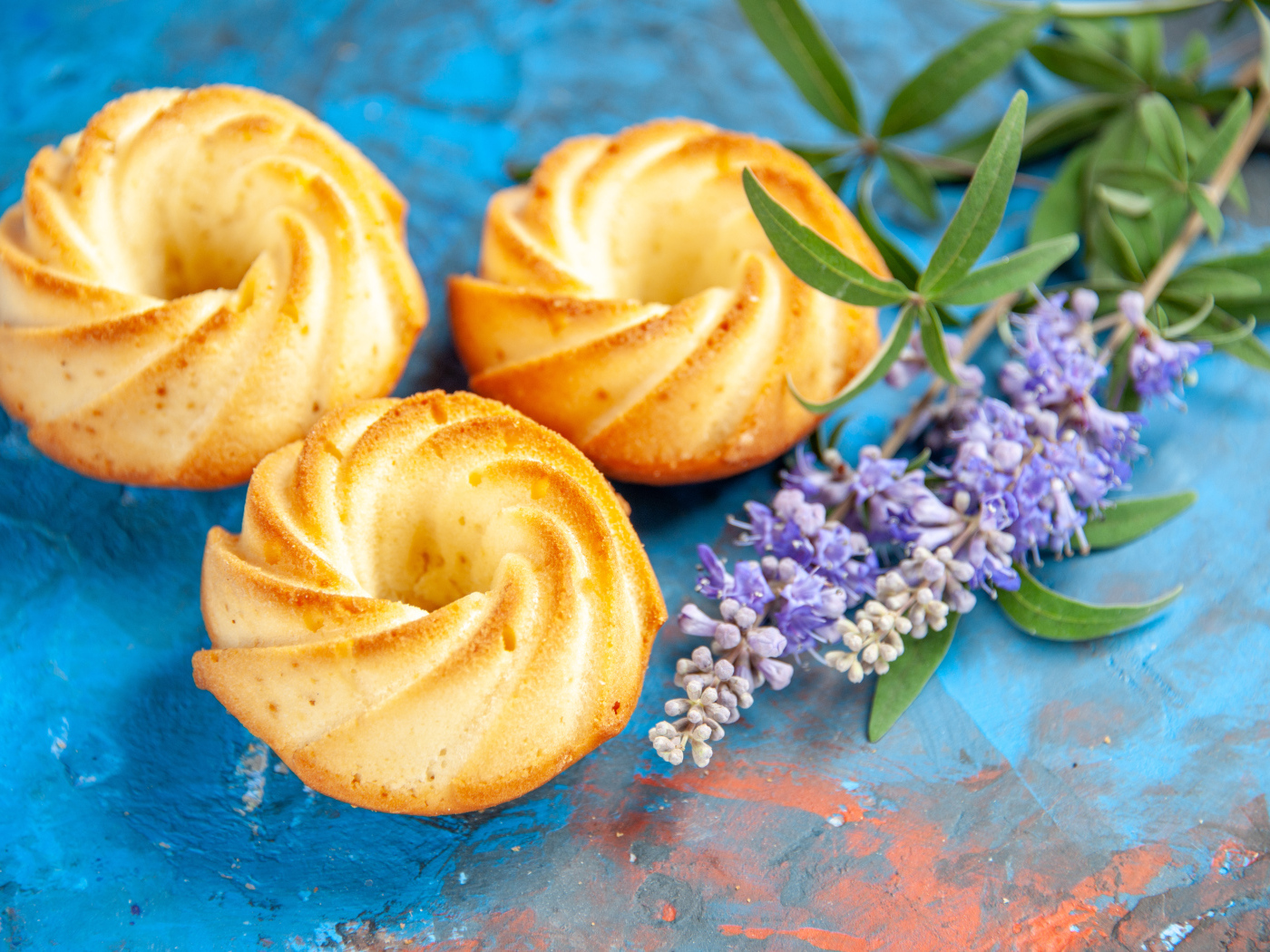 Вкусное сладкое песочное печенье с цветами на столе