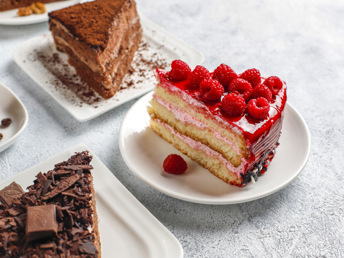 Разные куски аппетитного торта на столе