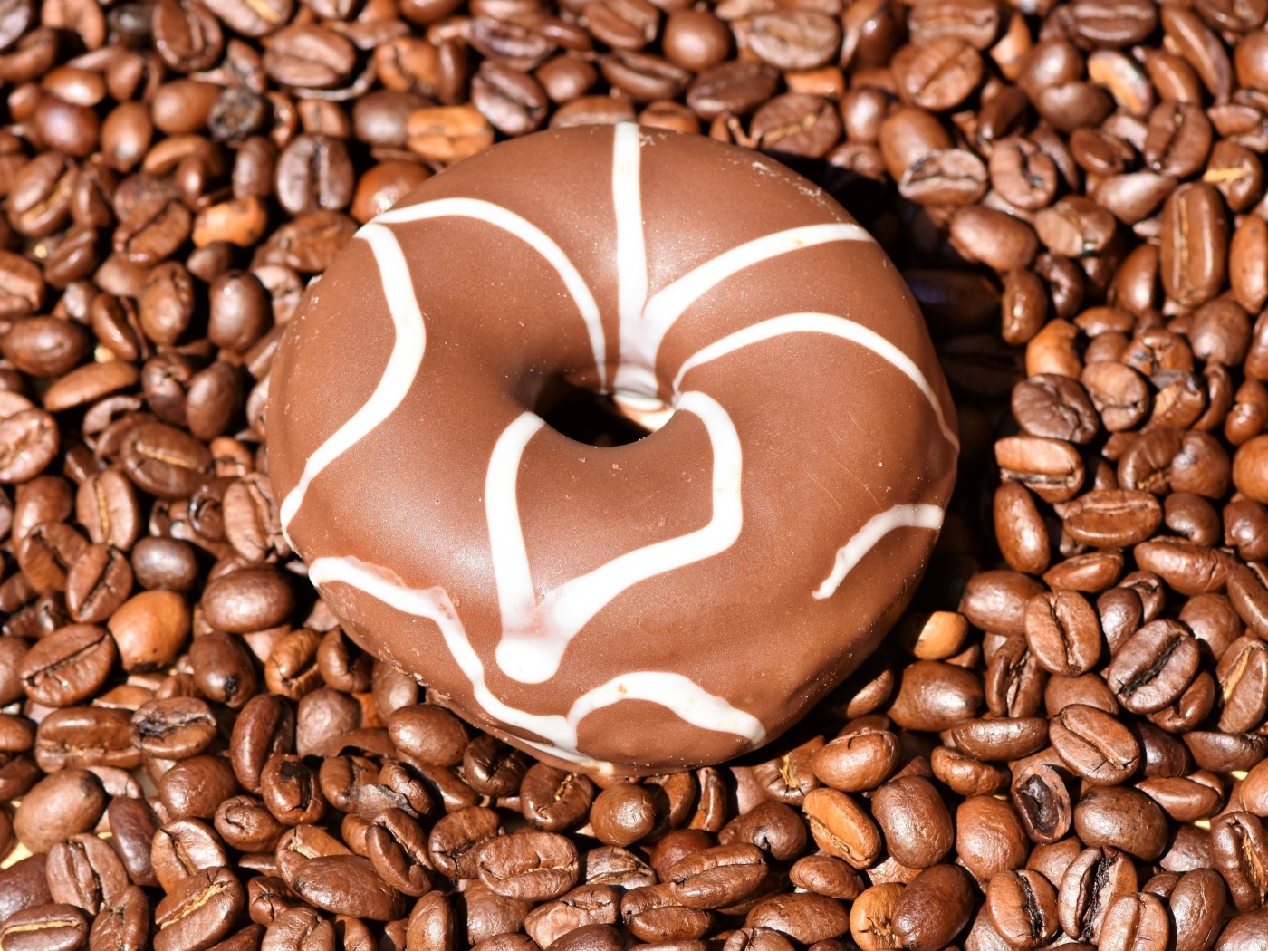 Донат с шоколадной глазурью и кофейными зернами