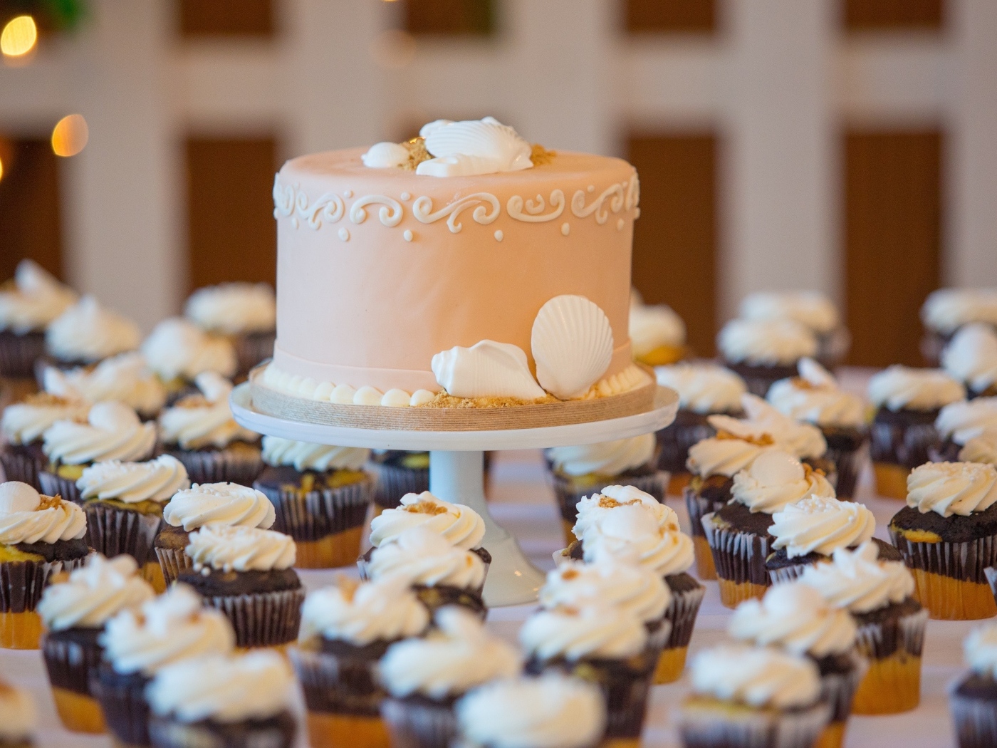 Праздничный торт с кексами на столе