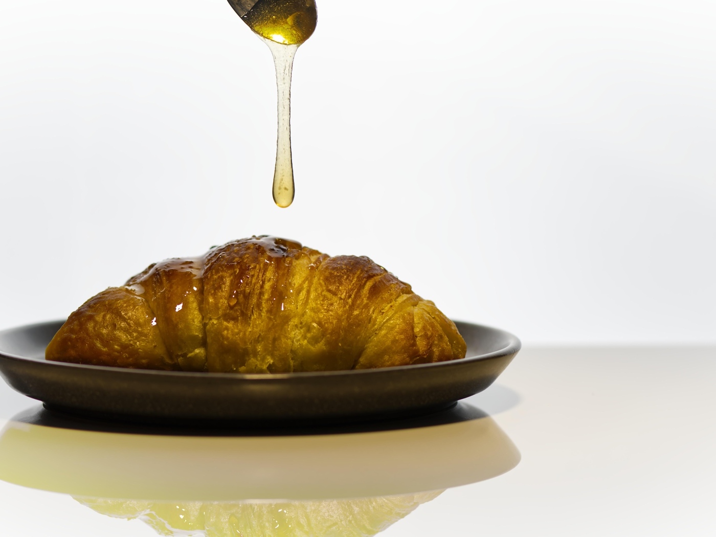 Свежий круассан с медом на завтрак