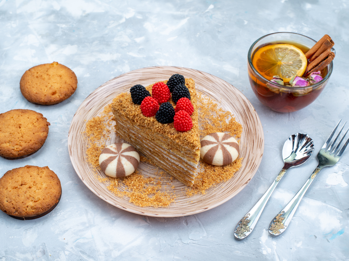 Торт медовик с чаем и печеньем на столе