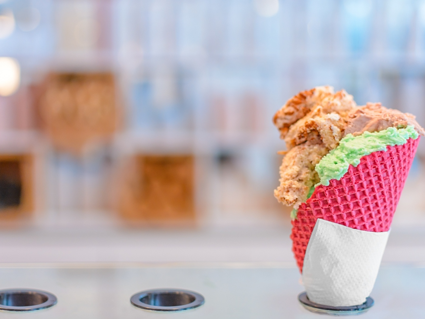 Мороженое с розовой вафле