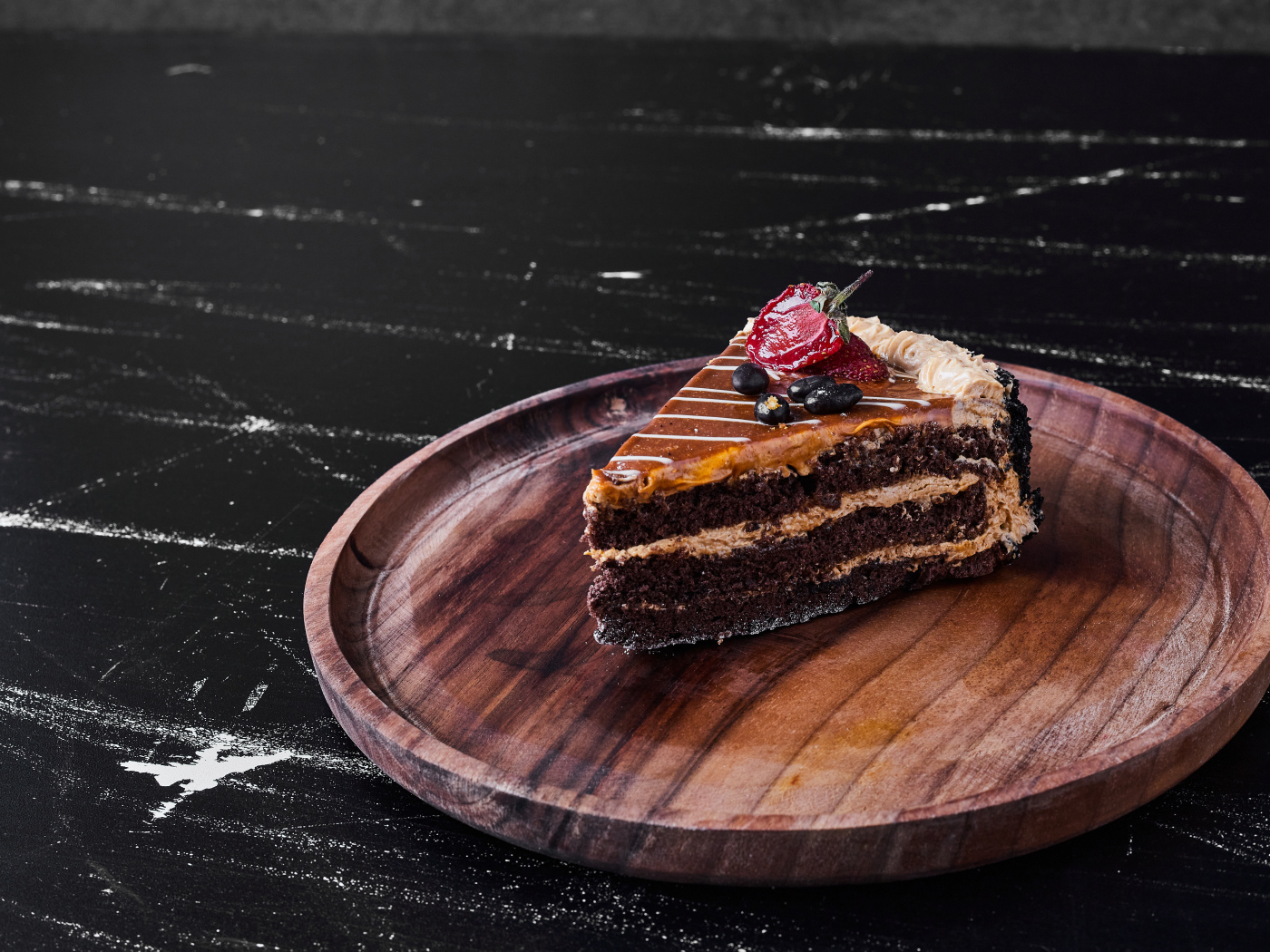 Большой кусок торта на деревянной доске