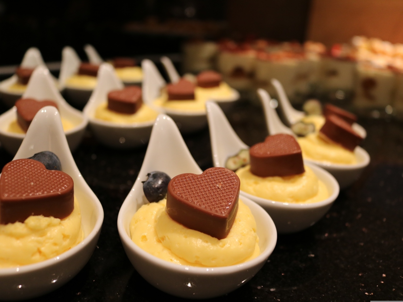 Десерт с лимонного крема с шоколадной конфетой