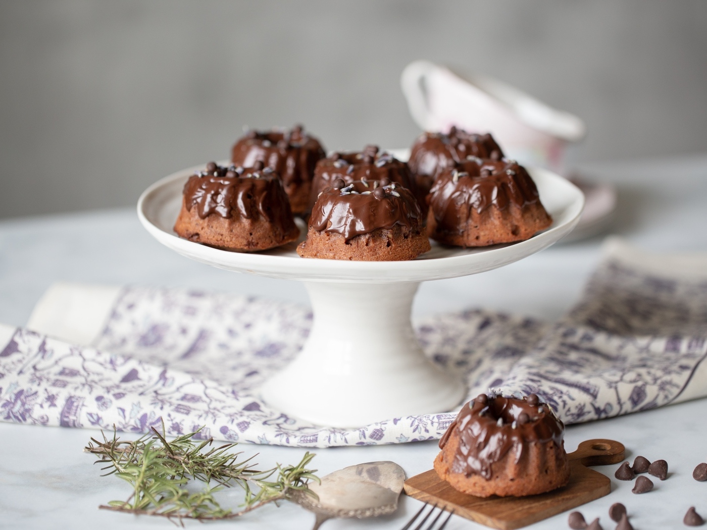 Маффины с шоколадной глазурью на столе