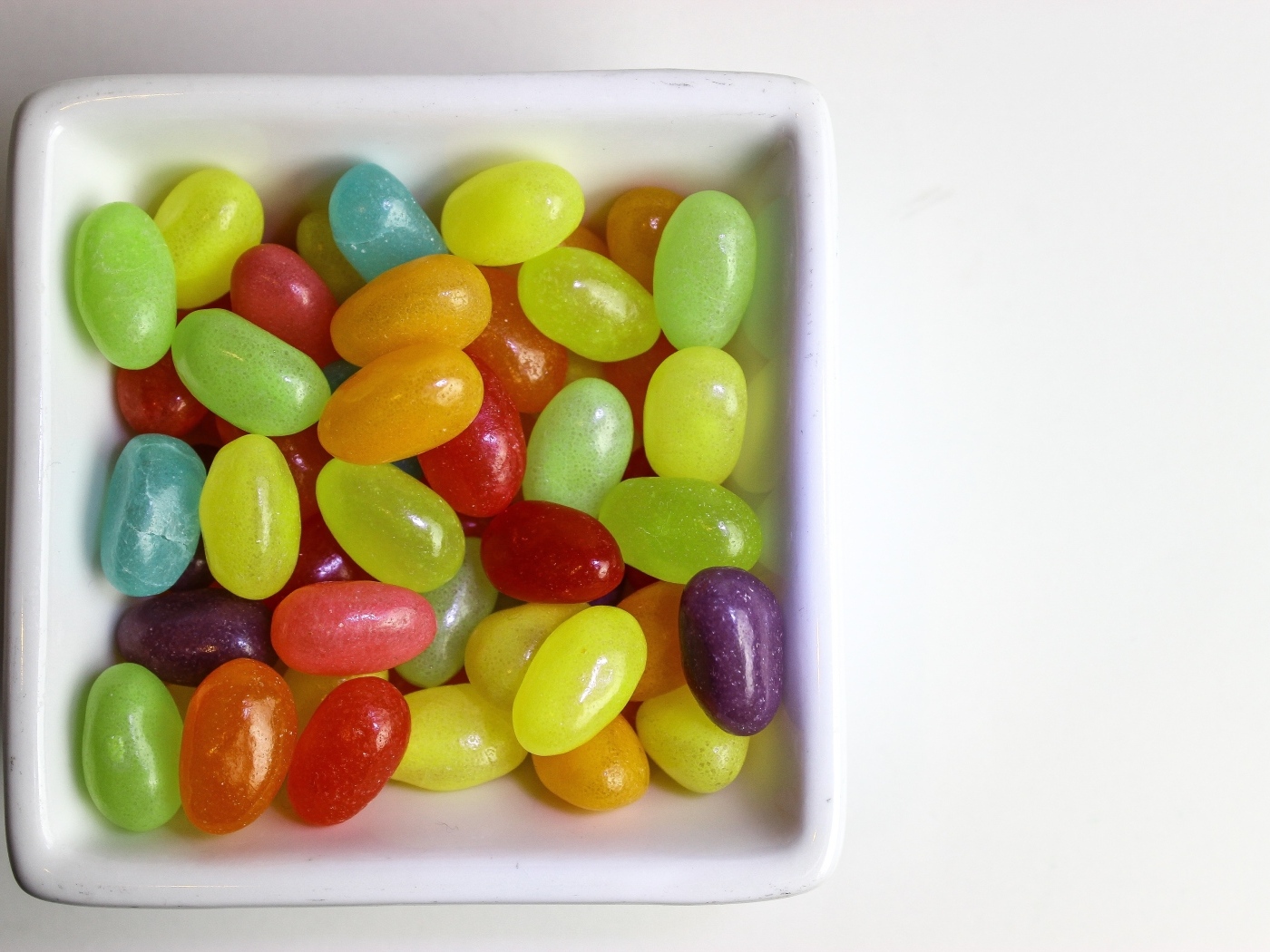 Разноцветные сладкие конфеты в тарелке