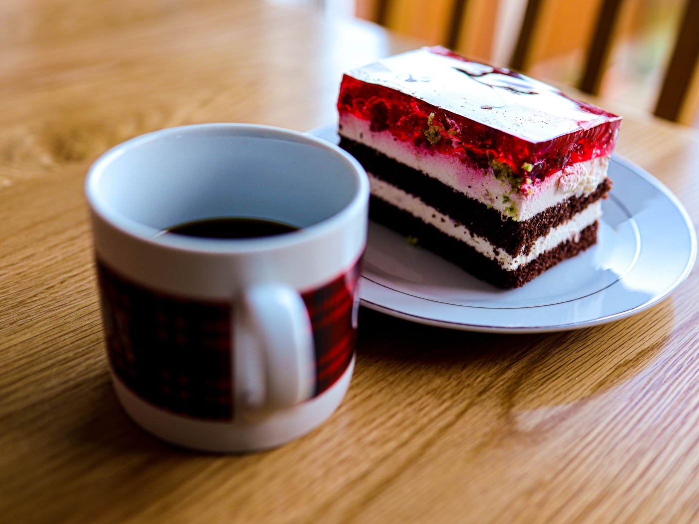 Кусок торта с чашкой кофе на деревянном столе