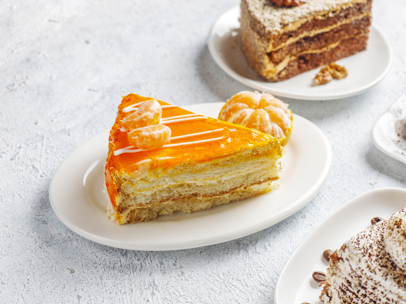 Кусок торта с мандарином на белой тарелке