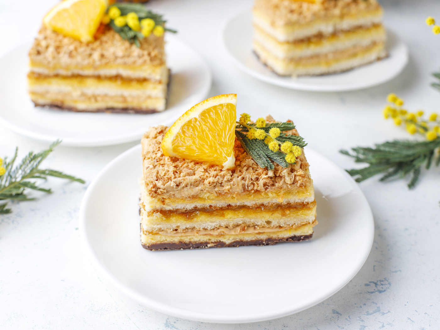 Кусок сладкого торта с кусочком лимона
