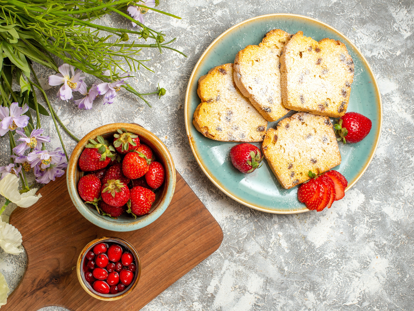 Кусочки кекса с изюмом на столе с ягода клубники