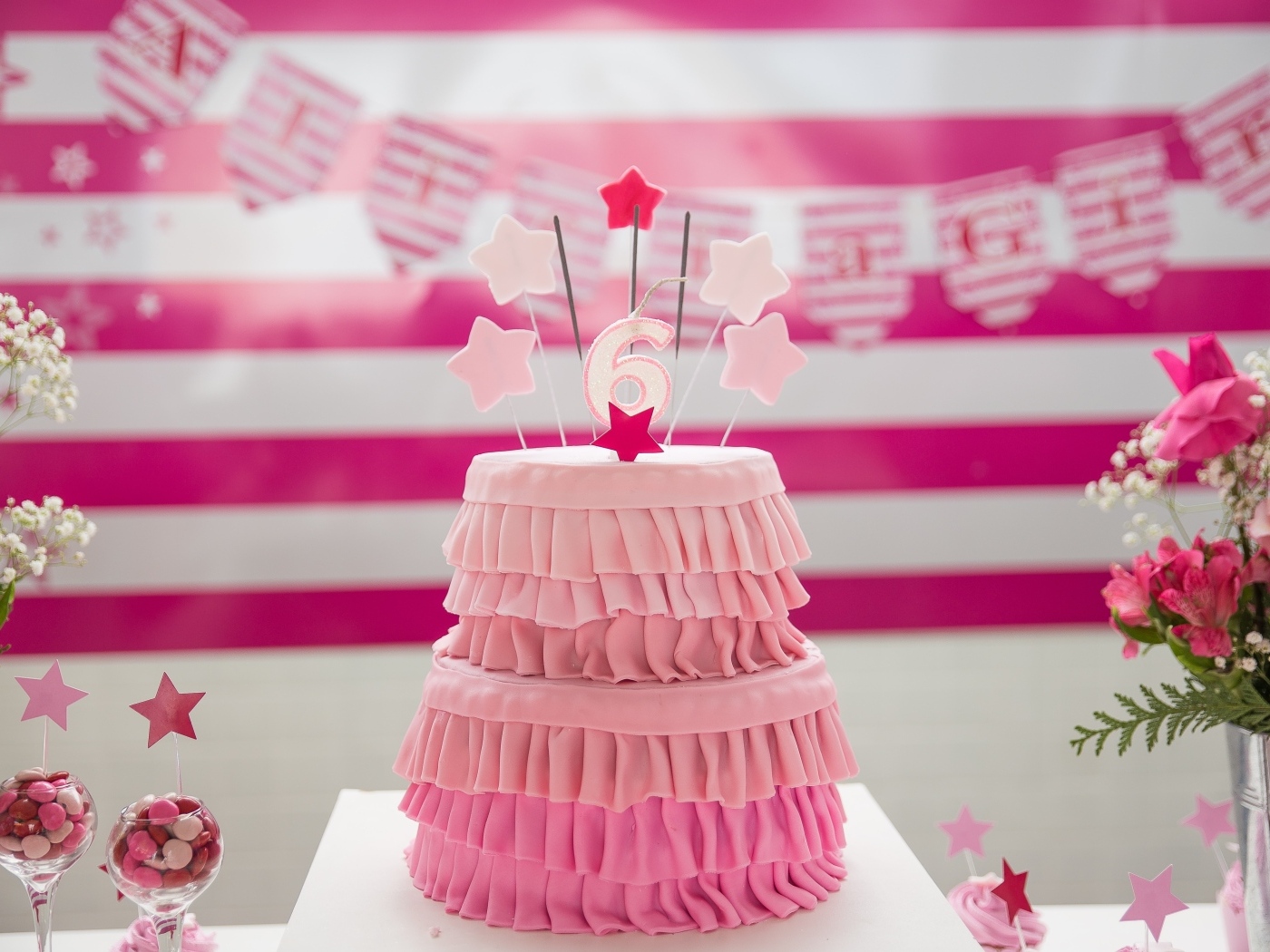 Розовый торт для девочки на день рождения